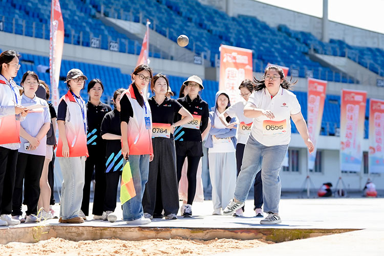 運(yùn)勸會(huì)比賽擲鉛球